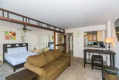 Image de Unité entièrement rénovée au 14ème étage avec vue sur les environs de Waikiki!