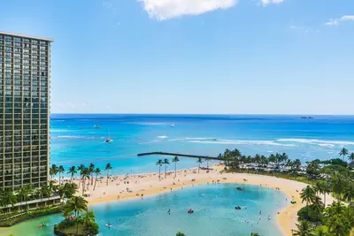 Image de Grande chambre avec vue sur l'océan et vue sur la lagune Duke Kahanamoku à l'hôtel Ilikai