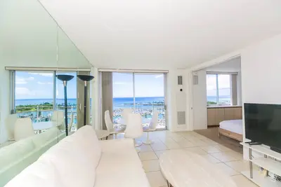 Image de Ilikai Marina - Coucher de soleil et vue sur l'océan! Vous ne voudrez plus jamais quitter Hawaii!