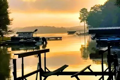 Image de Log Cabin romantique directement sur le lac avec un ascenseur à bateaux et une vue imprenable!
