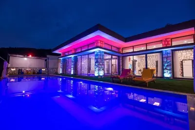 Image de Villa Lune de Miel de Style Contemporain avec Piscine Isolée et Piscine Intérieure Chauffée