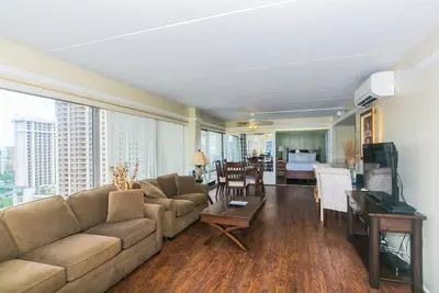 Image de Ilikai Hotel Unité 2 chambres entièrement rénovée avec vue sur les lumières de la ville et vue partielle sur l'océan!