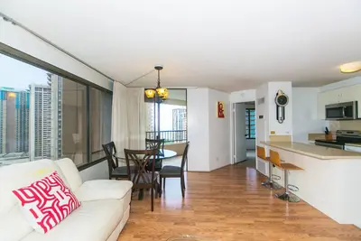 Image de Très bien situé à Wakiki, à distance de marche de la plage, des boutiques et des restaurants!