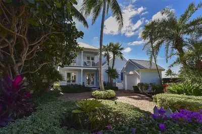 Image de Grand studio entièrement meublé avec Tv, salle de douche luxueuse et cuisine complète.