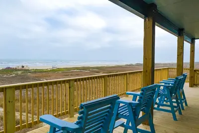 Image de Front de mer avec vue incroyable sur la plage et la baie depuis chaque pièce de la maison!
