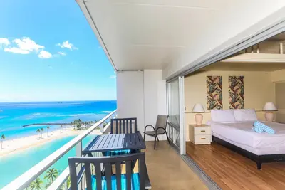 Image de Unité 1 chambre partiellement rénovée avec vue sur le port de plaisance d'Ala Wai et la plage d'Ala Moana!