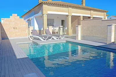 Image de Villa avec piscine privée et barbecue