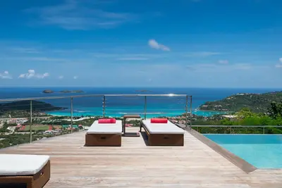 Image de Superbe piscine et terrasse, terrasses et transats, voiture de location