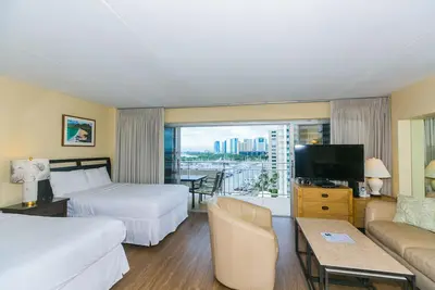 Image de Ilikai Hotel - Une chambre de luxe entièrement rénovée avec vue sur le port de plaisance d'Ala Wai