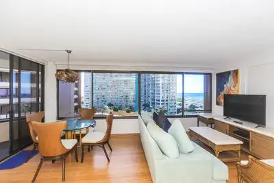 Image de Emplacement parfait à Waikiki, juste à côté de la plage!