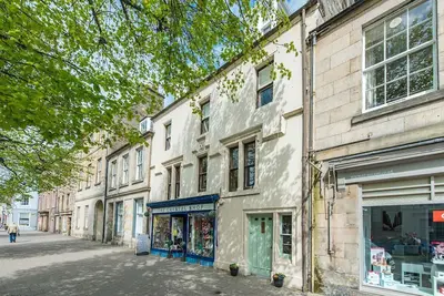 Image de Une maison de ville historique magnifiquement rénovée peut accueillir 10 personnes dans 6 chambres