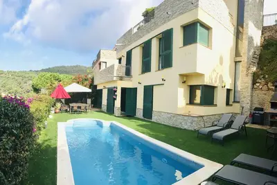 Image de Villa de luxe moderne avec une vue imprenable sur la mer près de la plage,