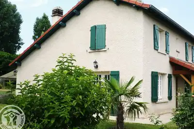Image de Maison spacieuse et moderne avec jardin privatif, terrasses, cheminée et équipements complets à Renaison