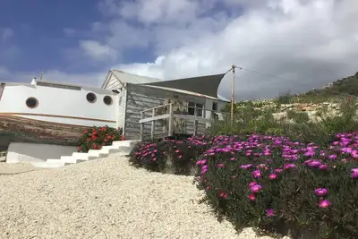 Image de Niché sur une colline surplombant la mer est parfait si vous recherchez la paix et la tranquillité