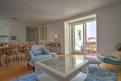 Image de 2 Br moderne à Estoril, 6 personnes - 2 min à pied de la plage, parking privé