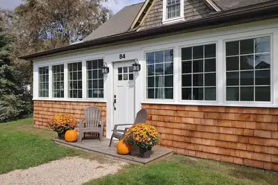 Image de Belle maison de plage privée rénovée, à un pâté de maisons de la baie