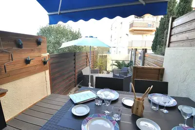 Image de Charmante maison de ville à Roses, Costa Brava, à 1000 mètres de la plage de Santa Margarita. 2 chambres, capacité 5 personnes, jardin et terrasse.