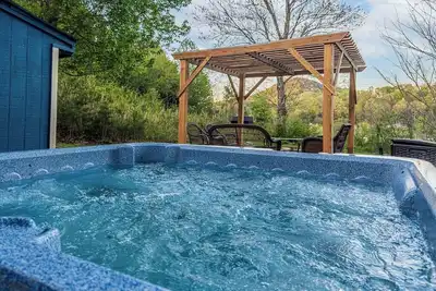 Image de Charmante maison d'école juste en face de Dollywood!