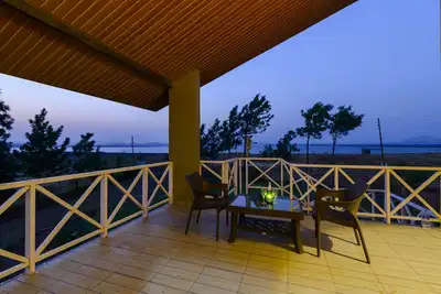 Image de Lake View Villa de vacances près de vigne Sula avec 3 BdRms