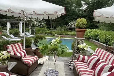 Image de Sud maison privée de 3 chambres avec piscine d'eau salée, confort des jardins formels.