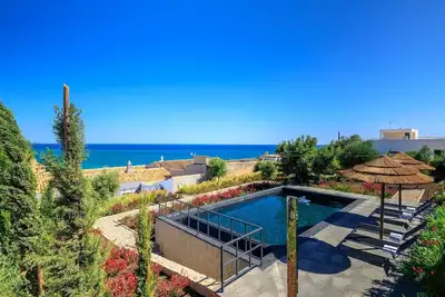 Image de Villa récemment rénovée avec piscine chauffée privée au coeur de Carvoeiro