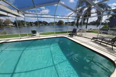 Image de Près de la plage Waterfront Lake Pool Home Sleeps 12