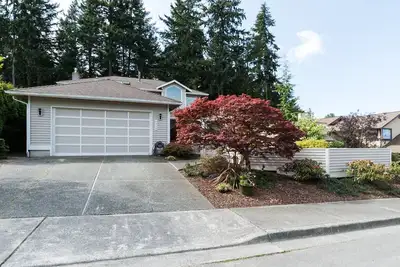 Image de Mil Home Oasis boisée avec une belle ceinture de verdure boisée.