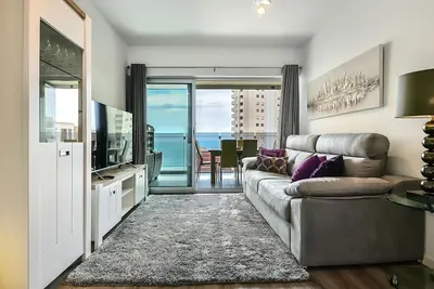 Image de Nouvel appartement confortable et agréable. Première ligne. Belle vue mer et ville. Parking gratuit.