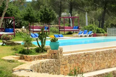 Image de Villa Sun à Ibiza, avec piscine, 5 chambres, peut accueillir jusqu'à 10 personnes.