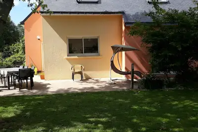 Image de Belle maison calme avec jardin