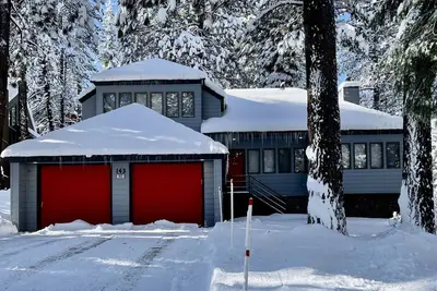 Image de 3 chambres / 2. Maison de 5 bains avec un Hot Tub, xtra coin nuit et navette à la porte