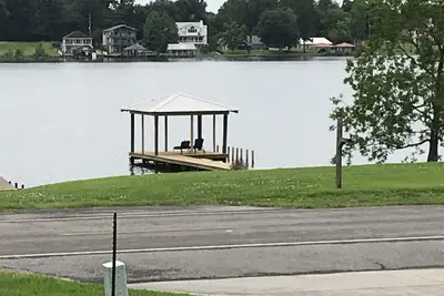 Image de Maison spacieuse avec vue imprenable sur le lac, avec quai privé