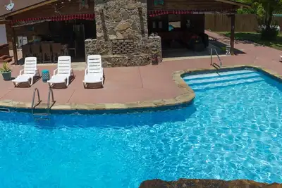 Image de Casa De Beers, Belle piscine de style Log Home Resort, Ă quelques pas du lac Norfolk