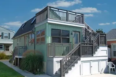 Image de Grand cottage avec 1 chambre et 1 salle de bain situé sur Linden Lane à Stone Harbor.