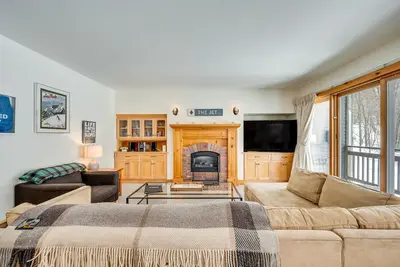 Image de Ski-In / Ski-Out Resort Condo w / Deck Ă Jay Peak!