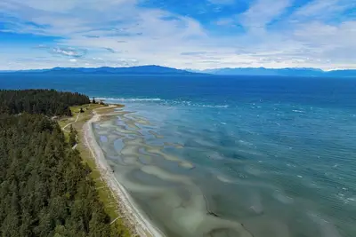 Image de \"Rathtrevor Beach Retreat\" de luxe à Tanglewood, à quelques pas de la plage