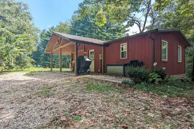 Image de Isolement paisible! Chalet confortable niché sur une crête sur 42 acres!