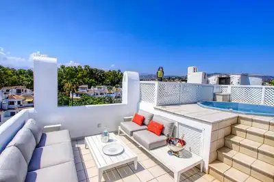 Image de Penthouse familial face à la plage 3 niveaux, jacuzzi, 2 piscines, wifi, Bbq