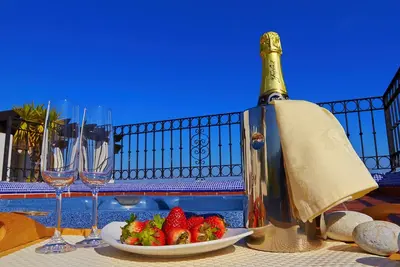 Image de Penthose avec jacuzzi, piscine, barbecue, golf et vue sur la mer.