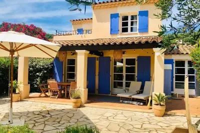 Image de Gîte de charme à La Croix-Valmer avec grande terrasse et piscine