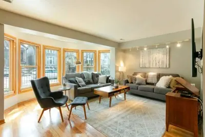 Image de Wrigley Field / Lakeview -Entire Home- Grands groupes!