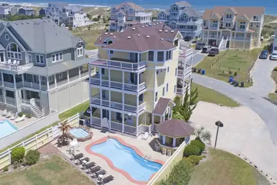 Image de Semi-bord de mer de luxe avec ascenseur, piscine et bar tiki, bain à remous, théâtre et salle de jeux