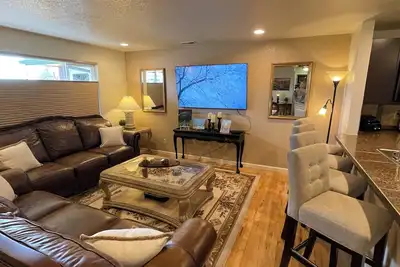 Image de Superbe unité de 3 chambres récemment rénovée!