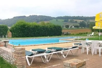 Image de Villa Pavone E: Un charmant appartement qui couvre tout le premier étage d'une villa entourée de verdure.