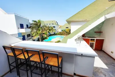 Image de Pool house avec 2 balcons, à côté de la plage!