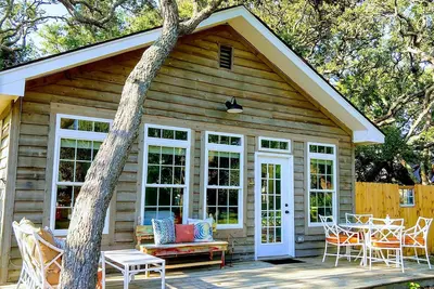 Image de Adorable Cottage By the Sea - Ocean View - 1/2 Block Walk to Beach - Fenced Yard