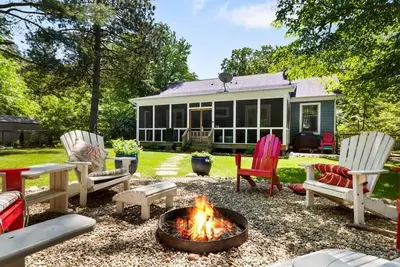 Image de Union Pier Cottage. Foyer. Cheminée. Marchez jusqu'à la plage du lac Michigan.
