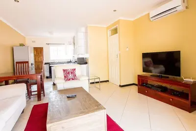 Image de Appartement de 2 chambres entièrement meublé et sécurisé, très proche du centre commercial.