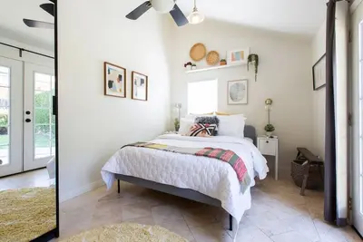 Image de Studio ensoleillé et confortable avec jardin dans le quartier branché de Culver City