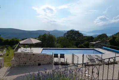 Maison en pierre spacieuse et récemment rénovée avec piscine et vue imprenable